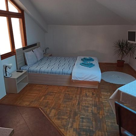 Guest House Ganovi คาโลเฟอร์ ห้อง รูปภาพ