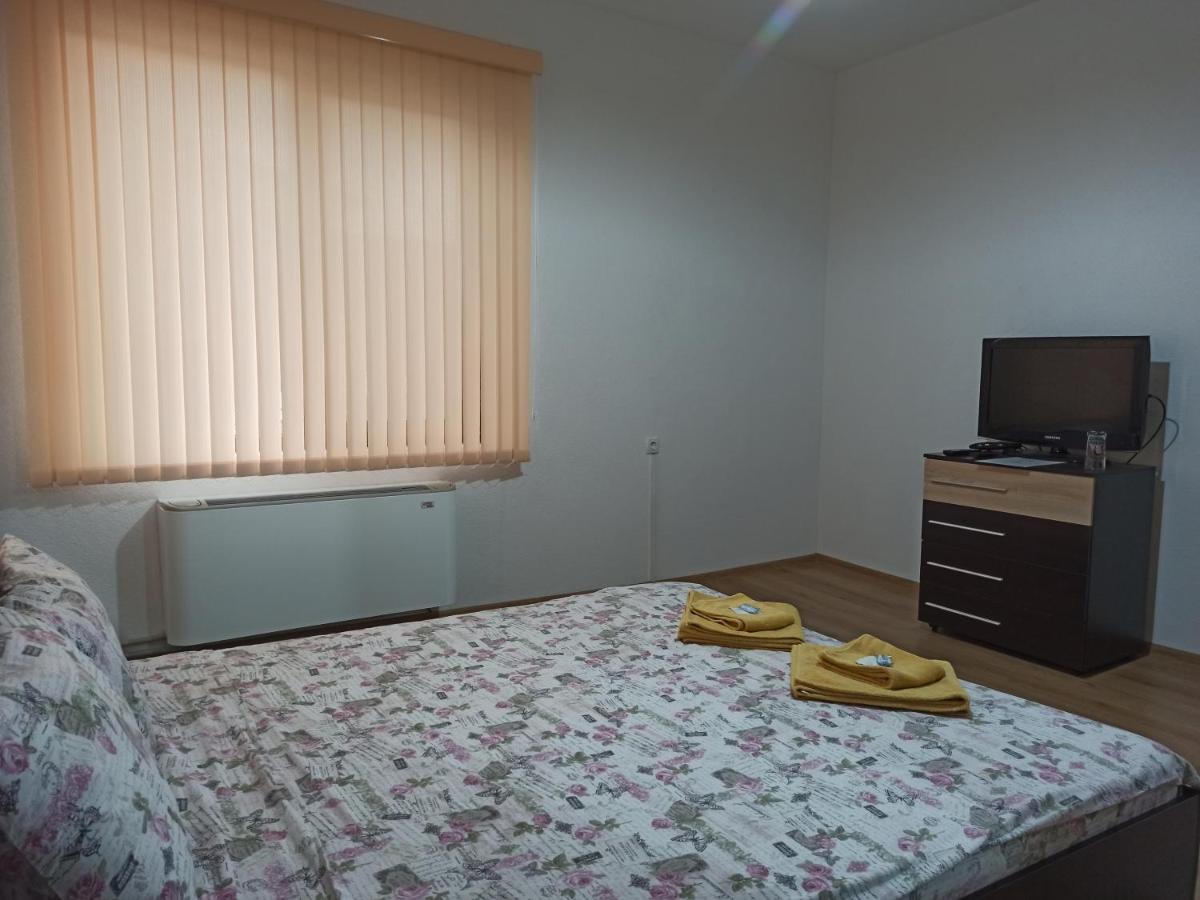 Guest House Ganovi คาโลเฟอร์ ภายนอก รูปภาพ