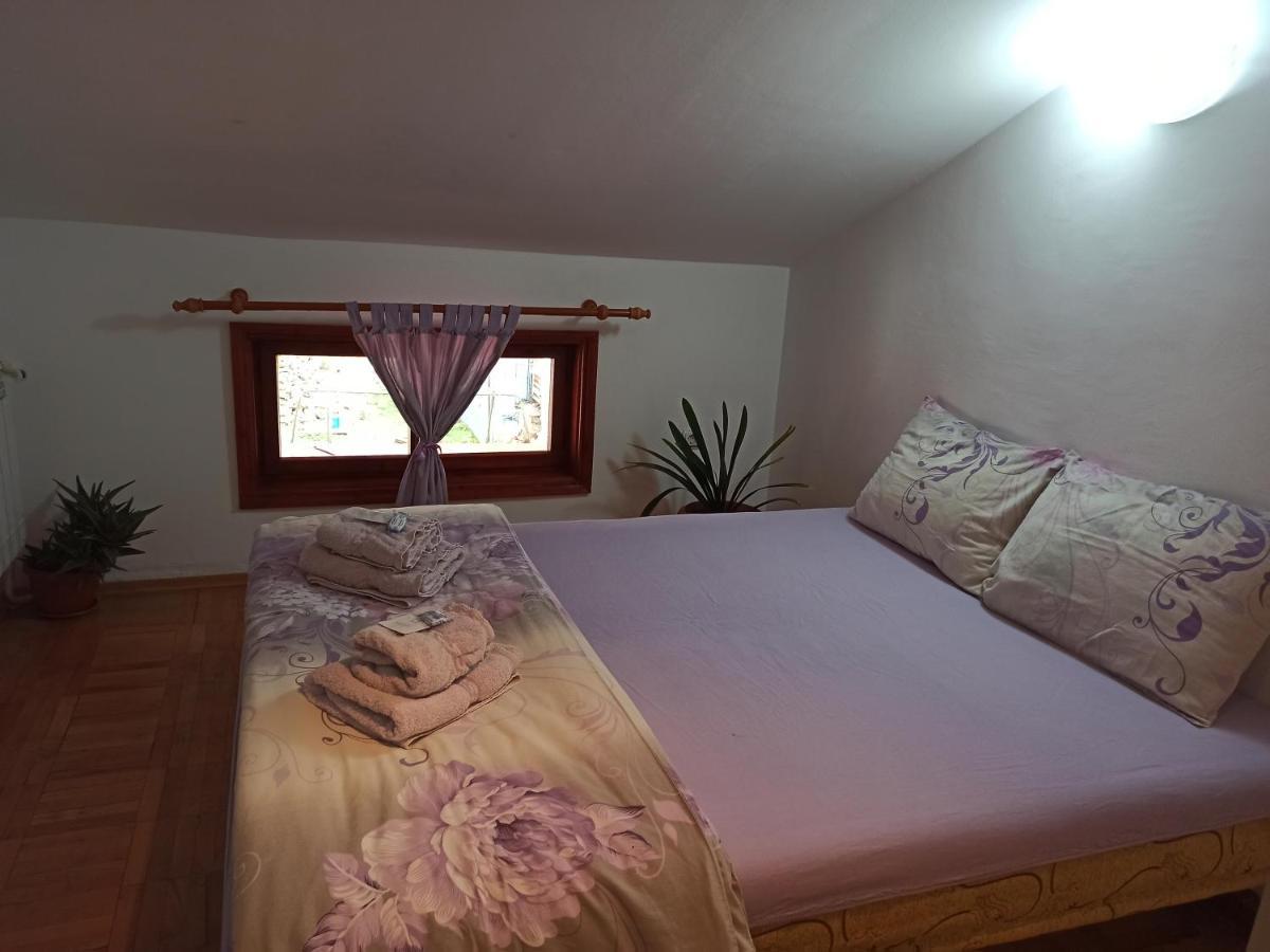 Guest House Ganovi คาโลเฟอร์ ภายนอก รูปภาพ