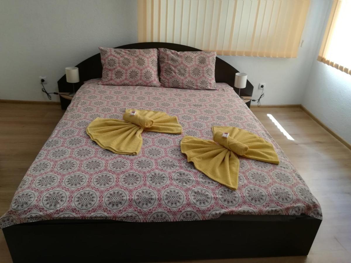 Guest House Ganovi คาโลเฟอร์ ภายนอก รูปภาพ
