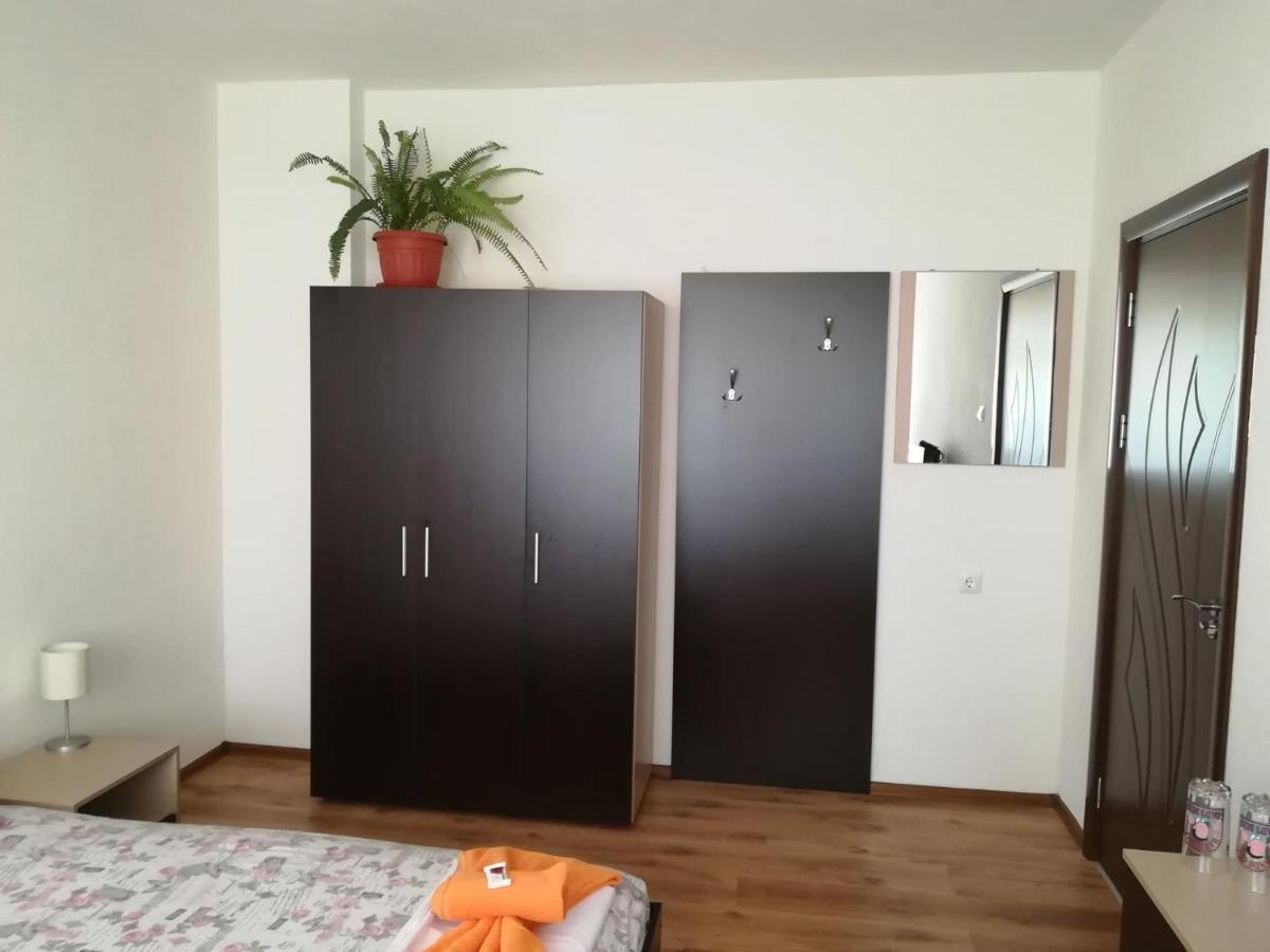 Guest House Ganovi คาโลเฟอร์ ภายนอก รูปภาพ