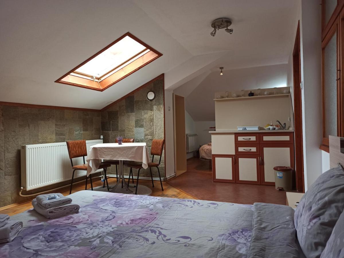 Guest House Ganovi คาโลเฟอร์ ภายนอก รูปภาพ
