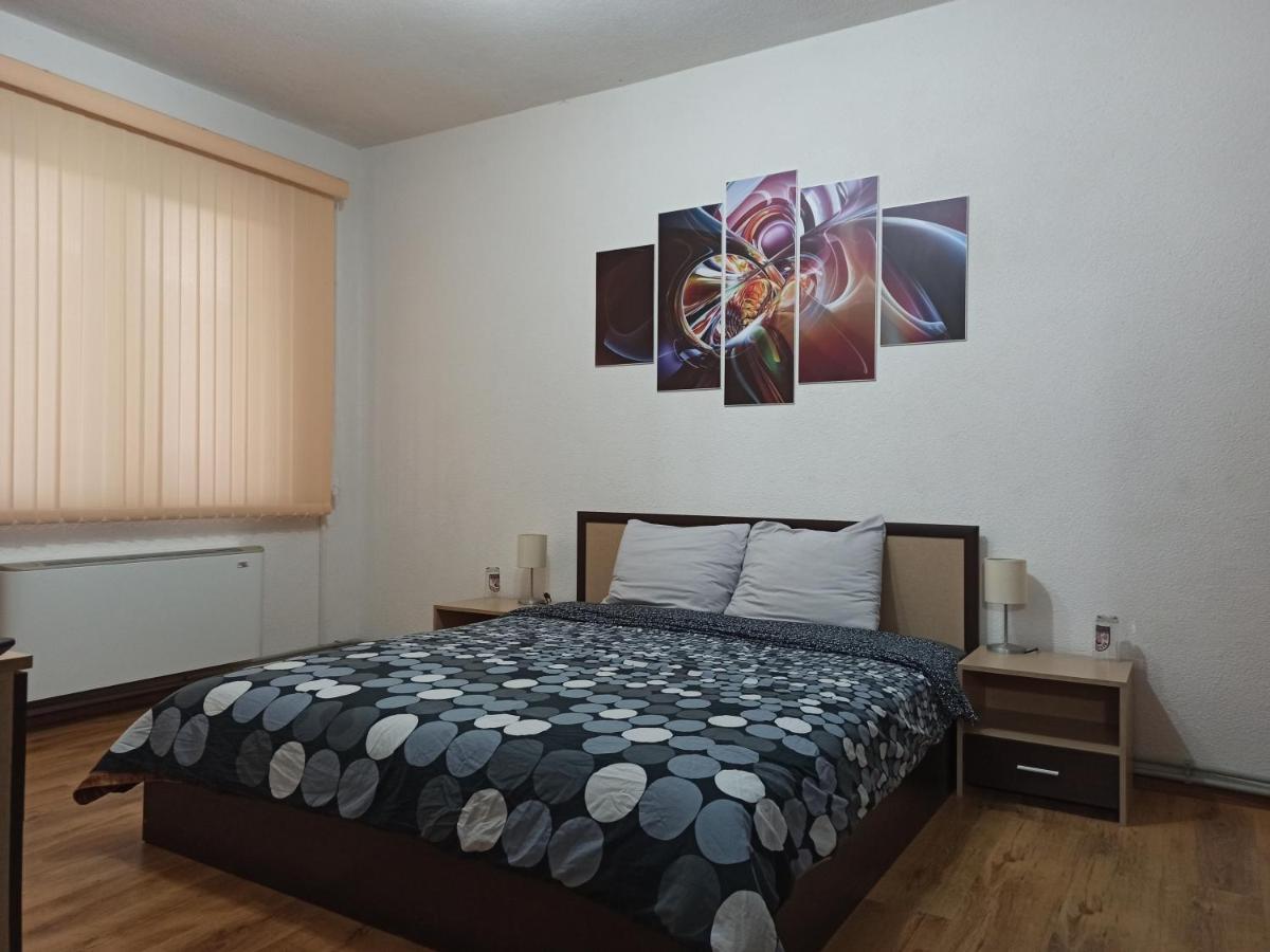 Guest House Ganovi คาโลเฟอร์ ภายนอก รูปภาพ